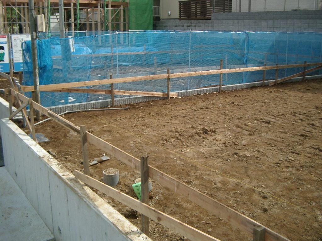 横浜市青葉区　注文住宅　漆喰と無垢材を使った自然素材の家　－　基礎工事遣り方