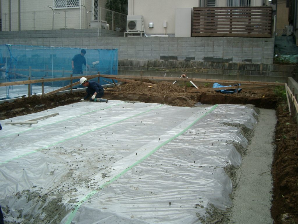 横浜市青葉区　注文住宅　漆喰と無垢材を使った自然素材の家　－　基礎工事、進んでいます