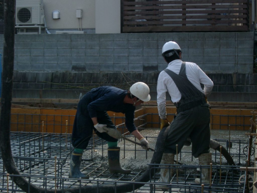 横浜市青葉区　注文住宅　漆喰と無垢材を使った自然素材の家　－　コンクリート打設完了!!