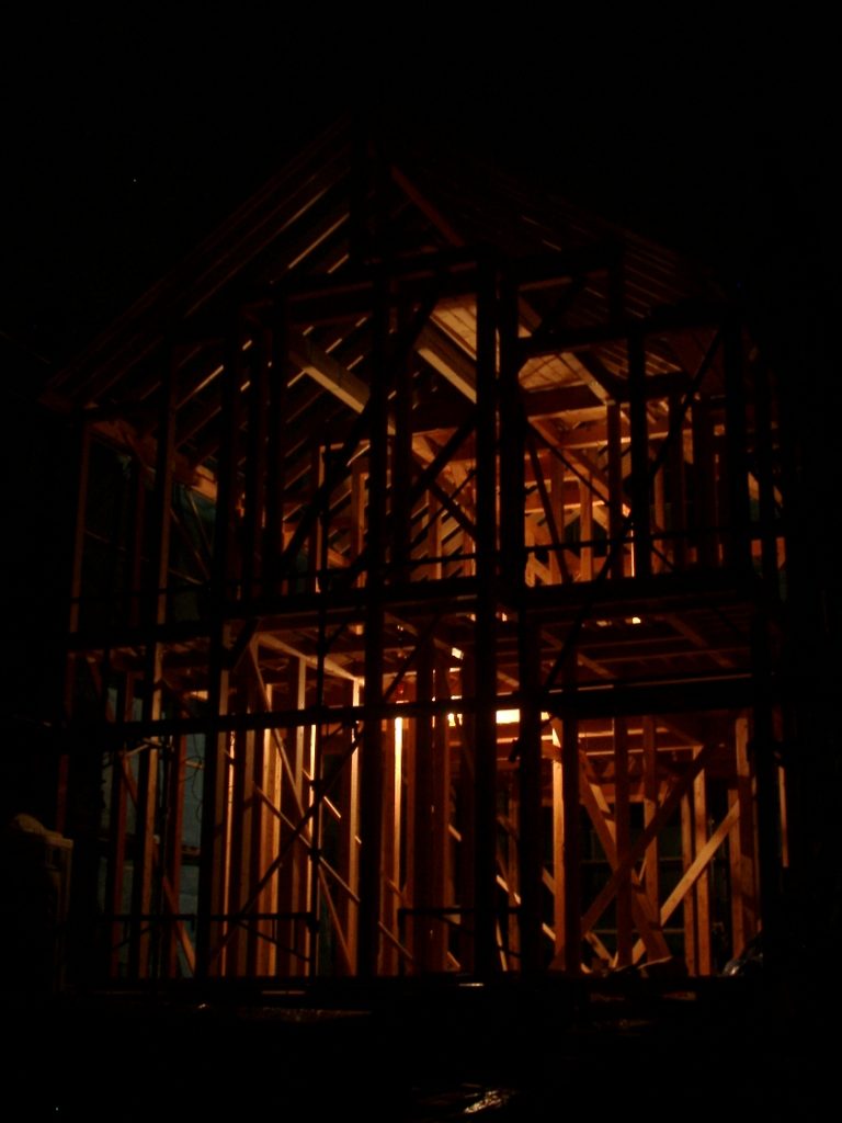 横浜市青葉区　注文住宅　漆喰と無垢材を使った自然素材の家　－　木造軸組みの構造体 Frames in The Early Evening Time