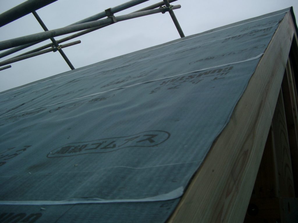 横浜市青葉区　注文住宅　漆喰と無垢材を使った自然素材の家　－　屋根葺きの前に